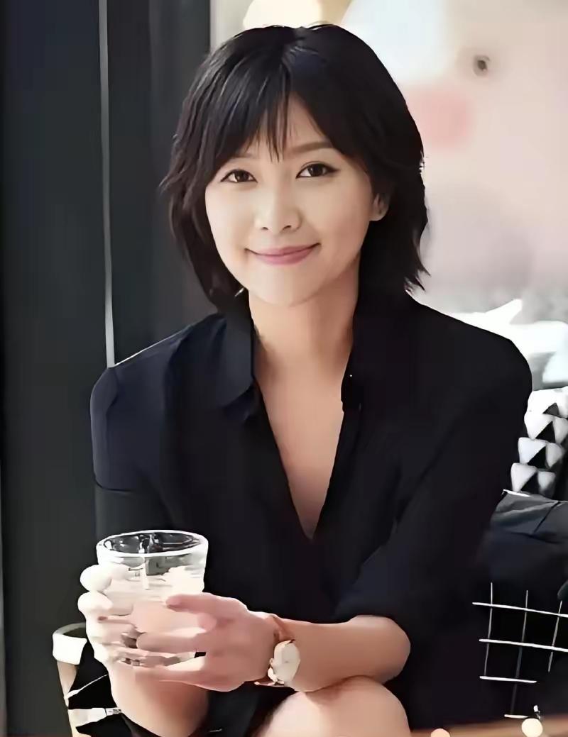 京圈那位才女，定居美国十年不回国，跟当年那位"京圈教父"也不怎么联系了——最近"