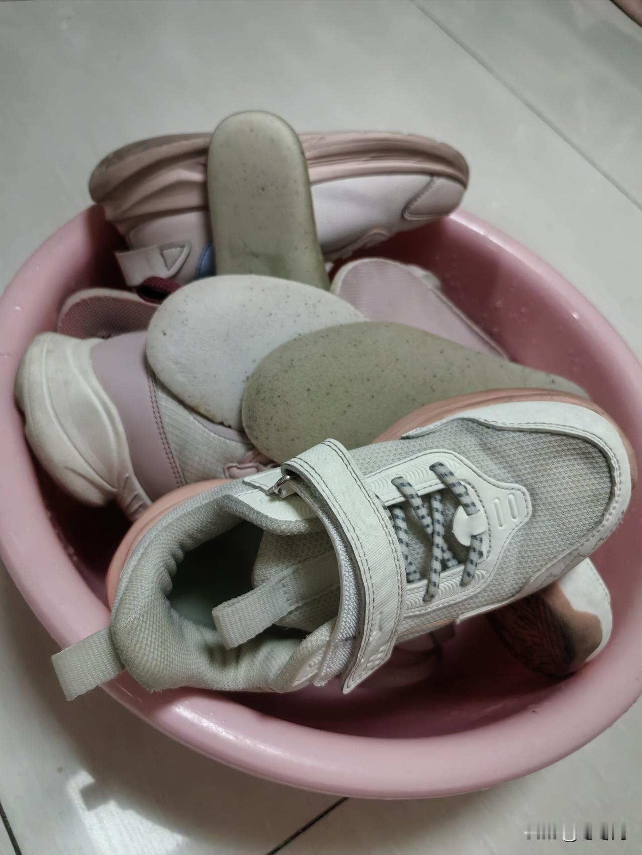 刚把闺女送到奶奶家回来，我就动手把她所有的衣服和鞋子手洗了。因为周一早高峰送她过