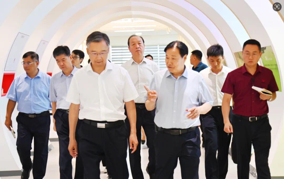 炎炎夏日，冒着酷暑，新上任的石家庄市长王现坤马不停蹄的全市各地调研。8月6日下午