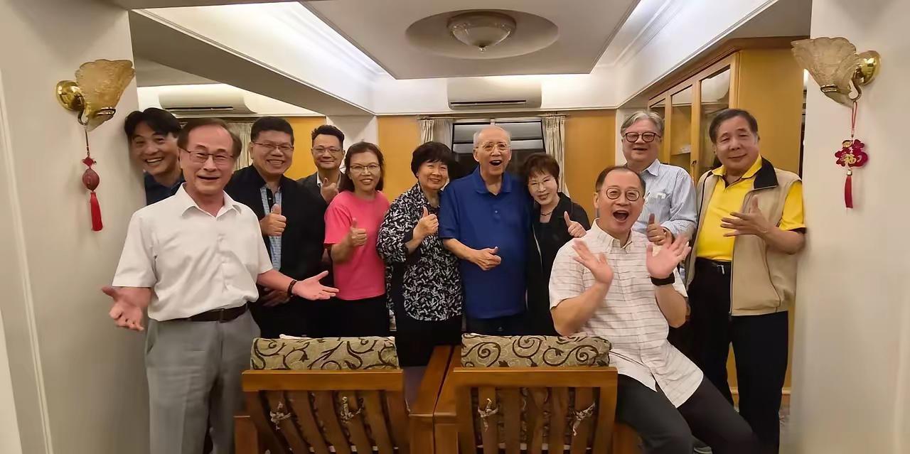 昨晚洪秀柱等人前往看望吴伯雄，这不是一场有意安排的见面，而是临时起意的。你看