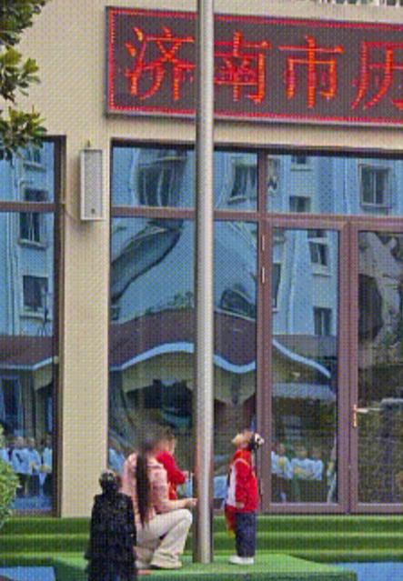 上人民日报了！山东济南一幼儿园组织升旗仪式，安排的旗手不是幼师也不是高年级的男生