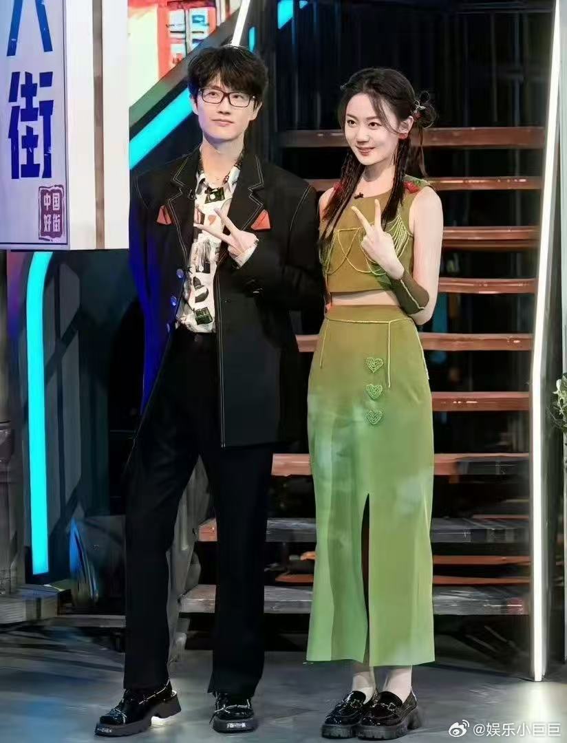 许嵩冯禧选了好六播出日官宣许嵩冯禧是在好六认识的你好星期六刷到官宣的时候反复回
