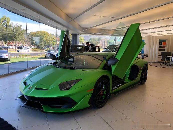 一枚超级压光绿大蛮牛，兰博基尼AventadorSVJ！汽车