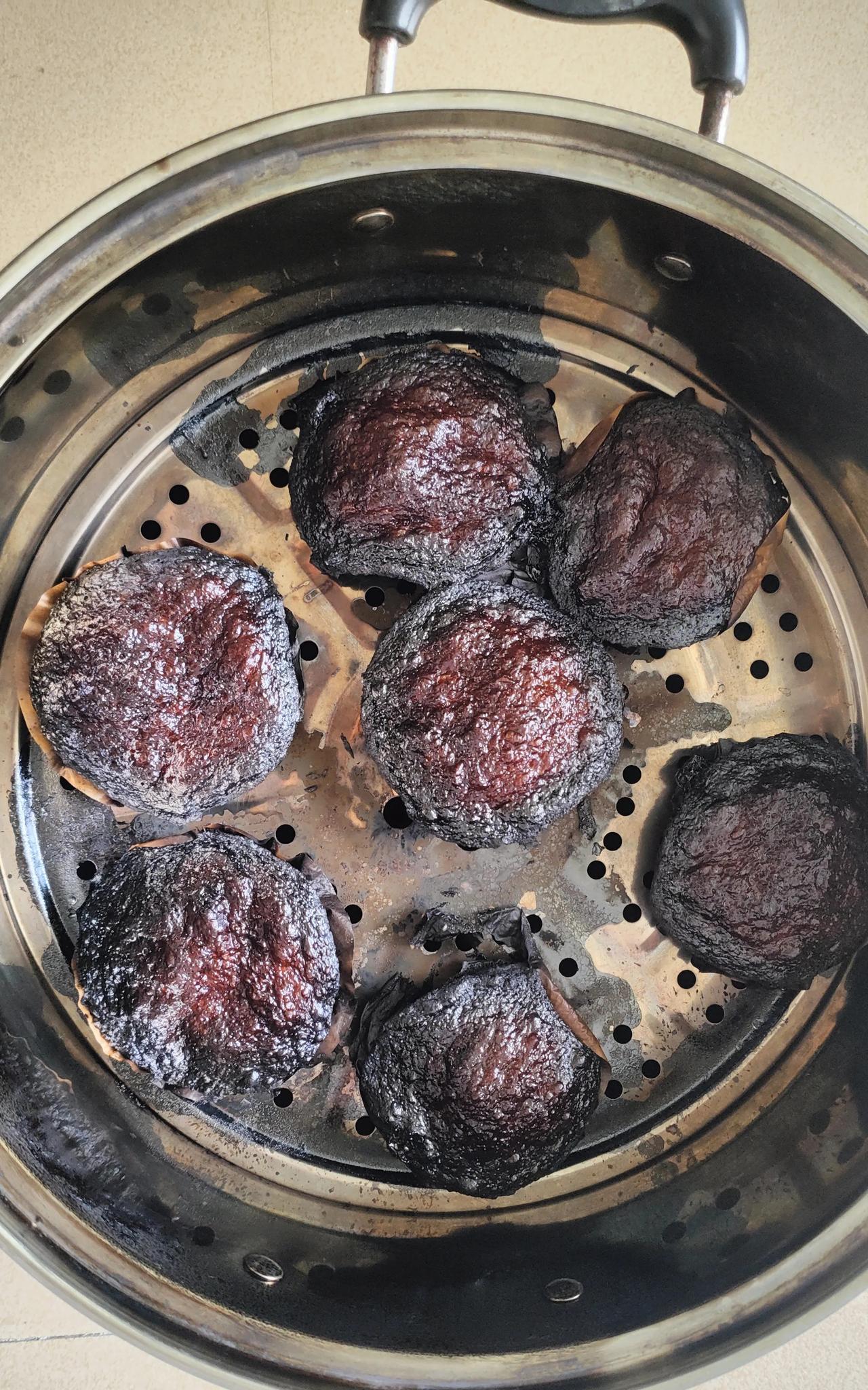 今天真是险象环生！本来高高兴兴做糍粑，结果差点把厨房给毁了！早上打完球回来