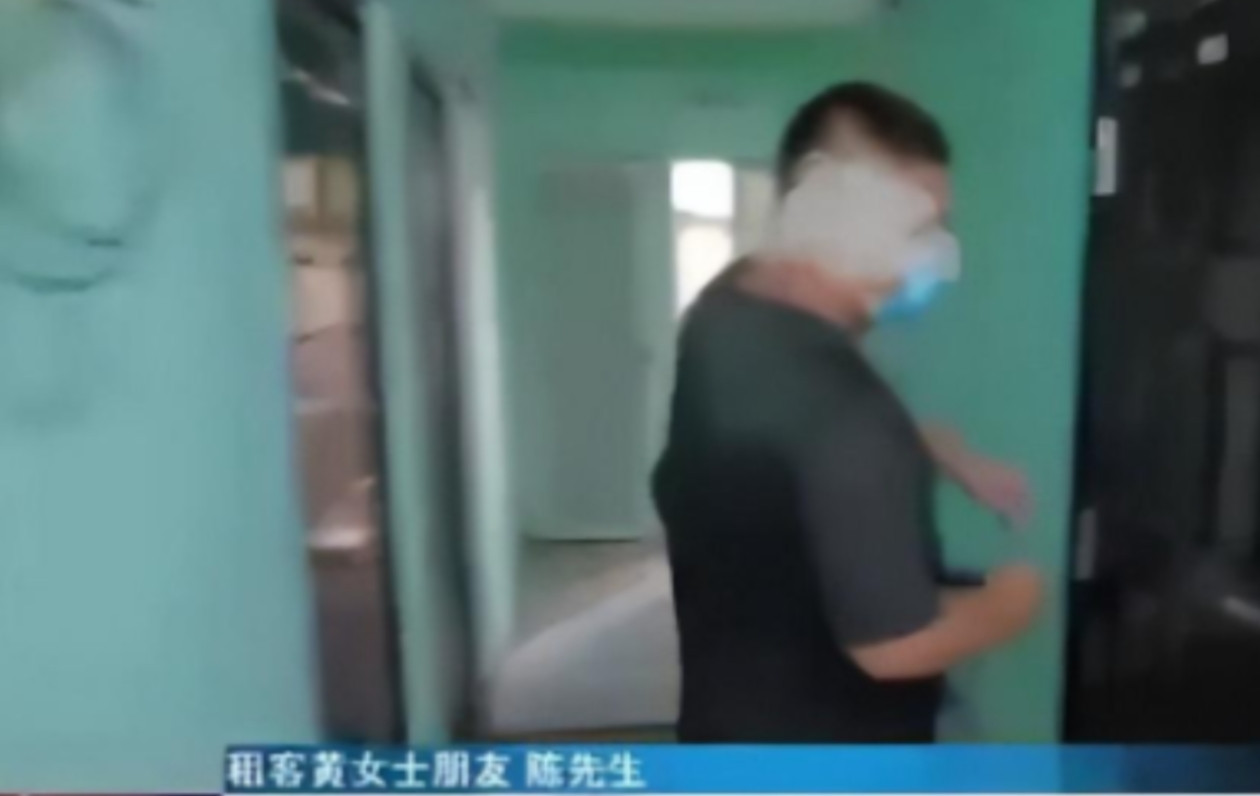 “理不直气还壮！”湖北武汉，一女子洗完澡光着上身躺在床上休息，却不料，一名陌生男