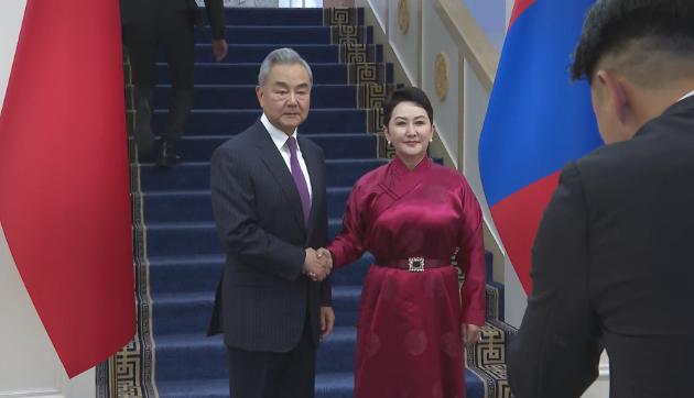 “中国人滚出去！”中国帮它，可换来的却是对中国人的仇恨，这个国家不是巴基斯坦，也