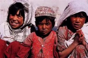 在阿富汗兴都库什山脉的深处，生活着一个特殊的族群——哈扎拉人。他们身着特色服饰穿