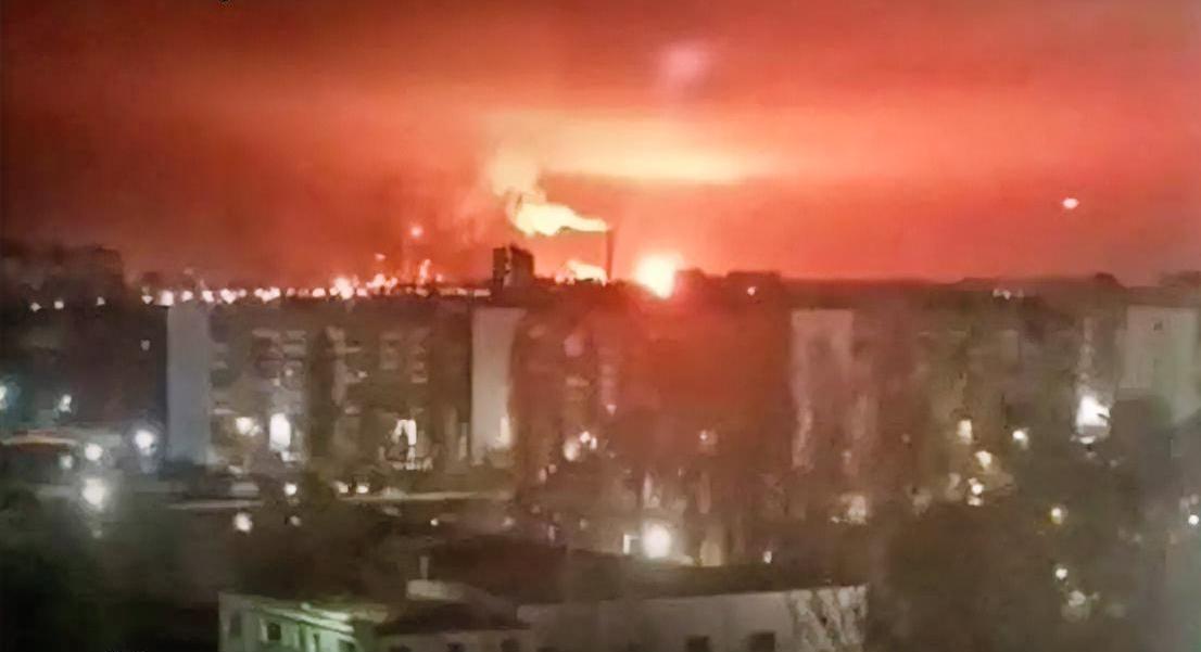 11月11日晚，乌克兰国防军发动空袭，袭击了俄罗斯境内和被占领的顿涅茨克市的多个