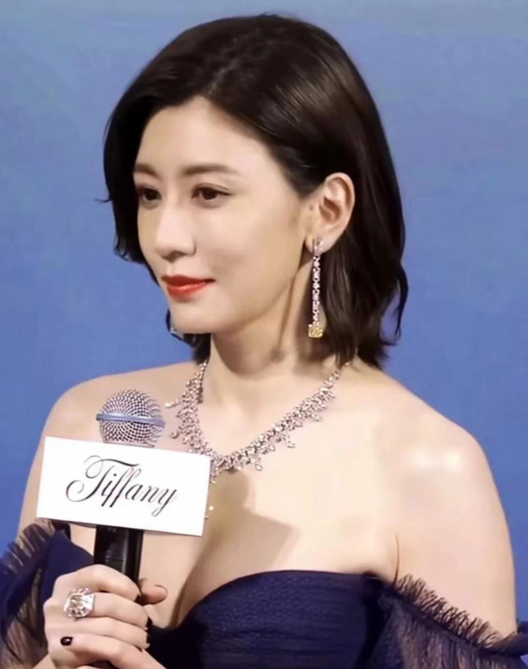 当年的赵敏是多少人心目中的女神，贾静雯如今52岁了还是那么美！