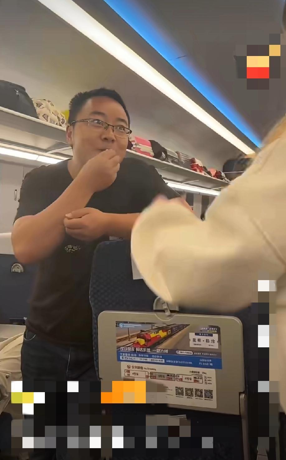 列车上，两位女乘客投诉前面孩子太吵，孩子家长直接过来对着女孩，笑嘻嘻的一直在那里