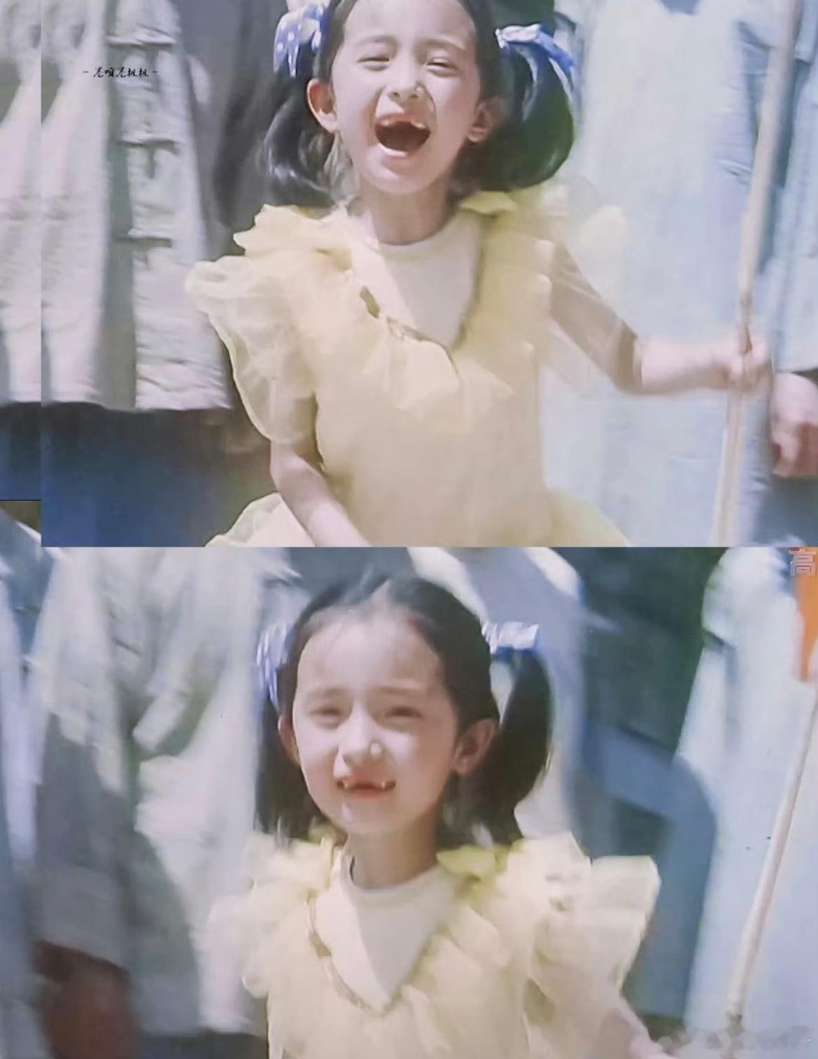 分不清是小糯米还是儿时的杨幂母女俩的童年神态几乎一模一样，圆圆的眼睛、灵动的五官