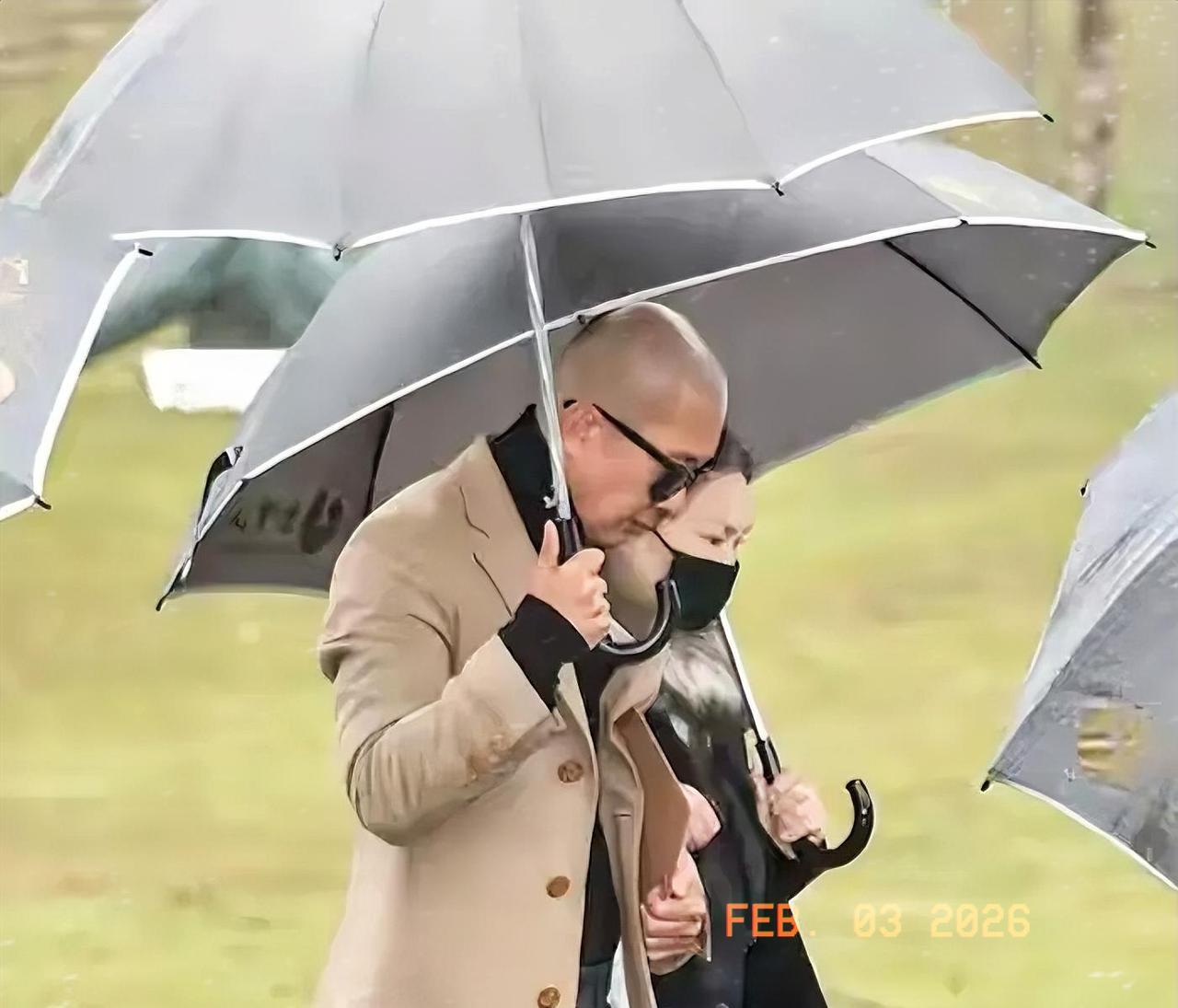 红布滑落那刻，全场死寂。不是那种肃穆的静。是看见怪物时的，那种被抽干空气的静