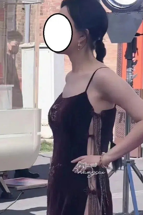 这旗袍开叉到胳肢窝？