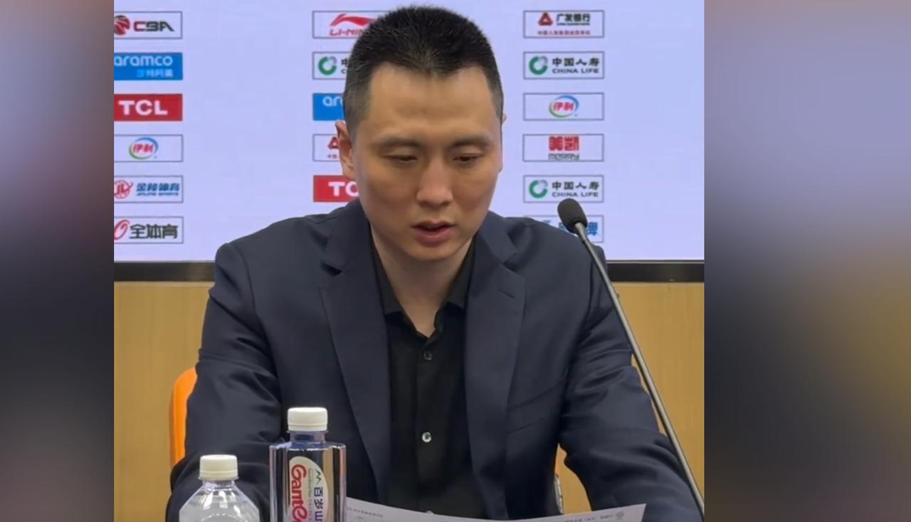 卢伟措手不及！昨晚深夜时分，有媒体人曝出篮协对于上海男篮的处罚已经出炉，禁止