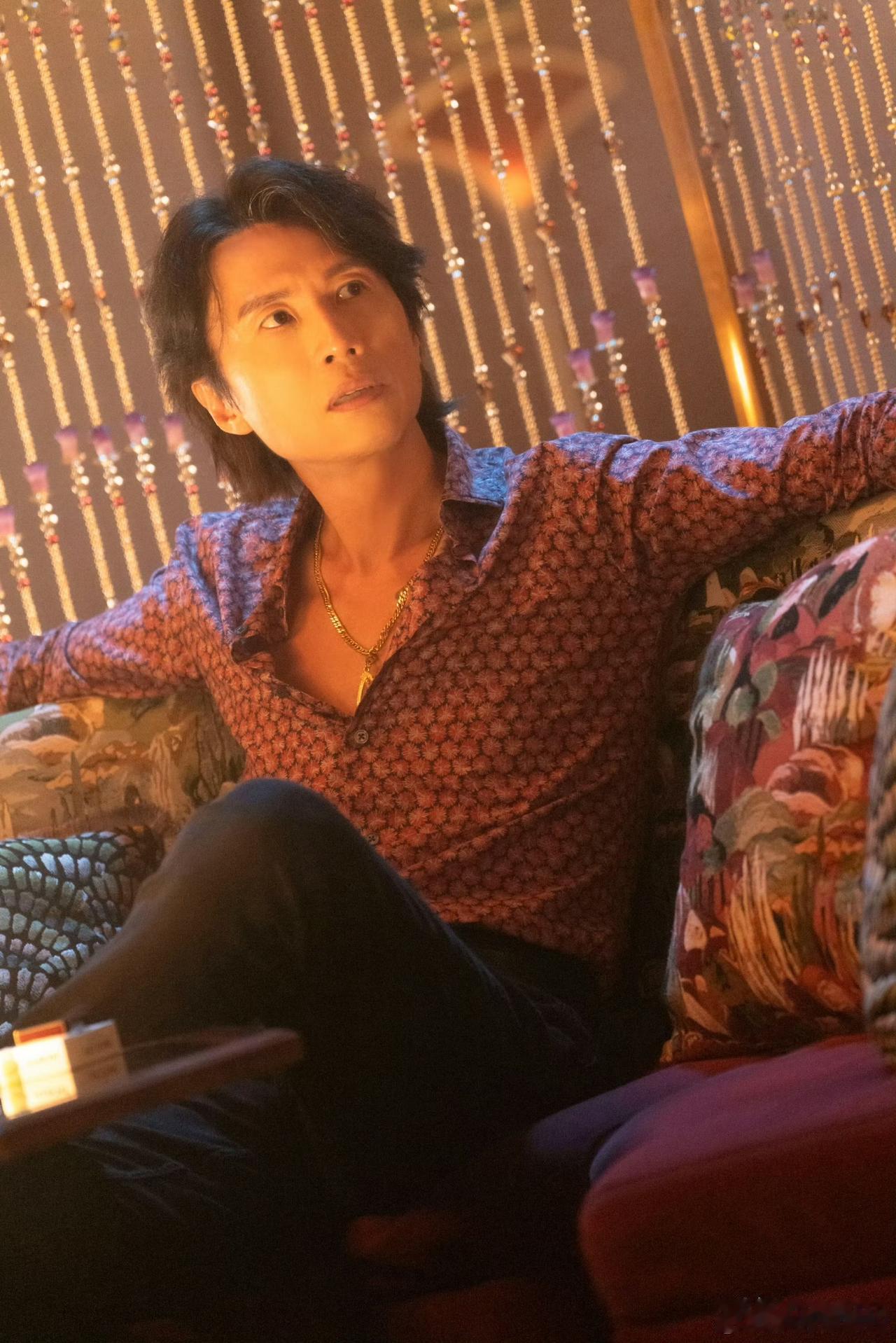 两广地区的观众偷着乐了。黄子华、郑秀文领衔主演的《夜王》只在两广地区上映！