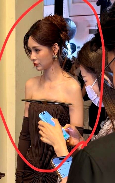 综艺节目的几台高清机位正对着沈梦辰，她没有任何预警，直接开口：“我把下巴假体取了。”演播室里的空气仿