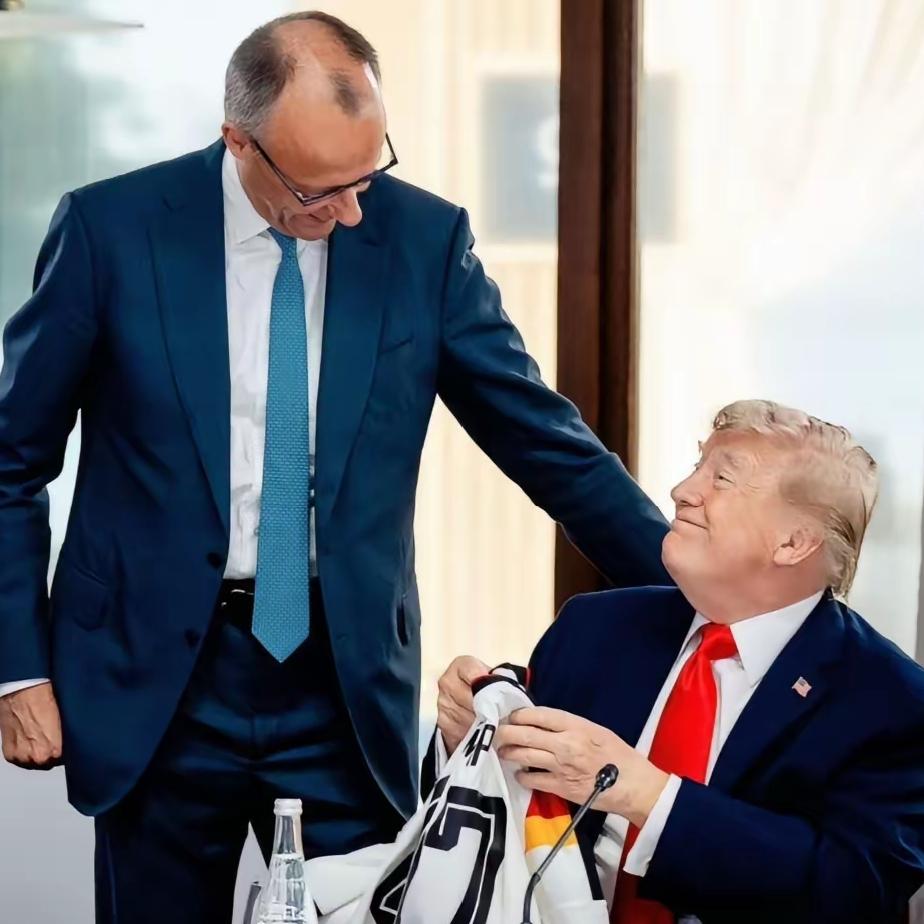真可谓煞费苦心！G7峰会现场，德国总理默茨为了与美国总统特朗普套近乎，一进