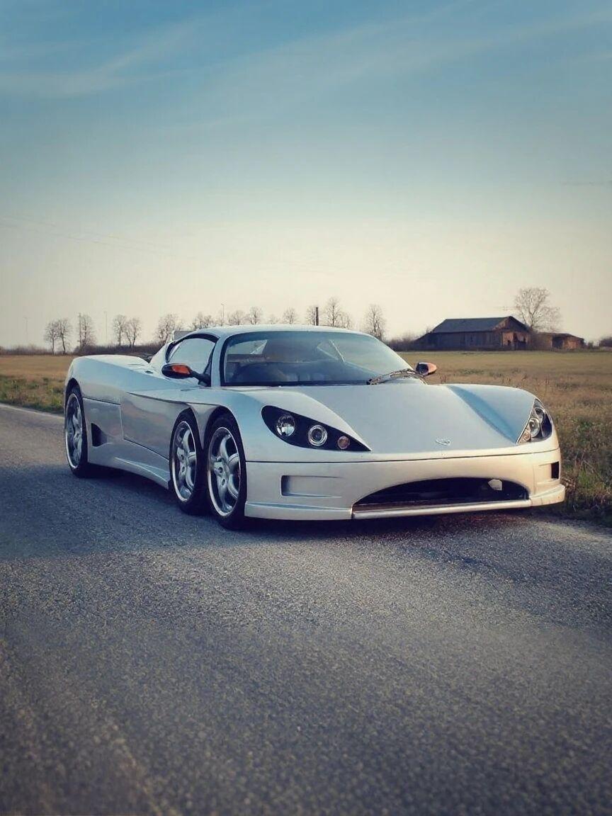 六轮超跑你见过吗？这款车是CoviniC6W，一款来自意大利的六轮超级跑车。