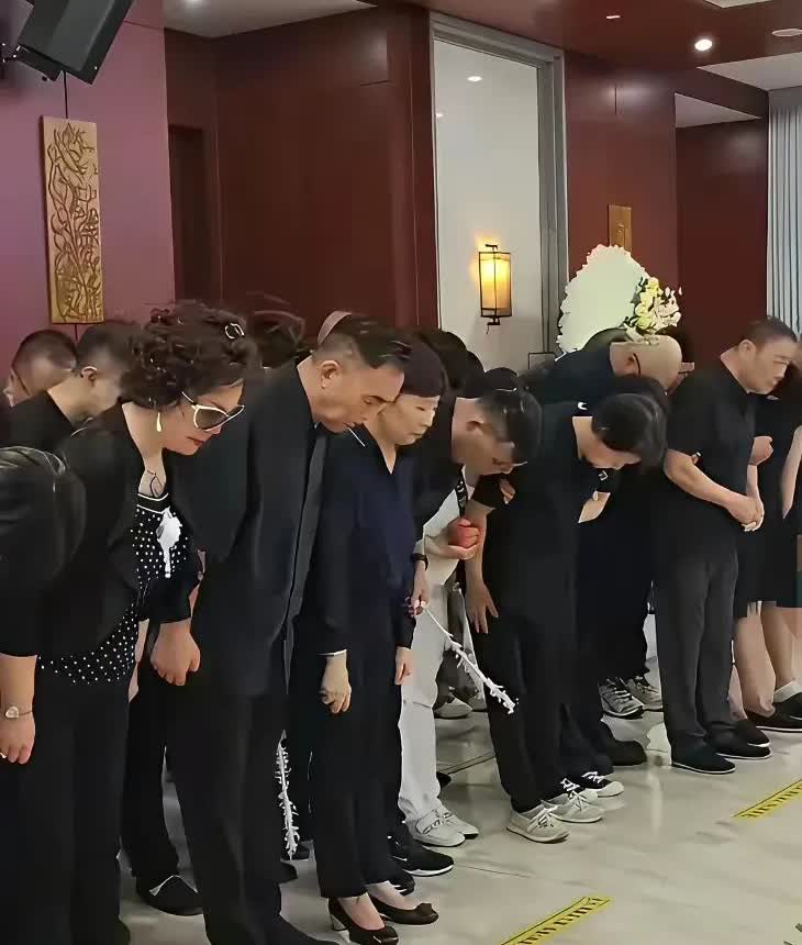 关键时刻，还得是原配站旁边啊。估计此刻小五婶气得够呛。2+1就是2+1，上不了台