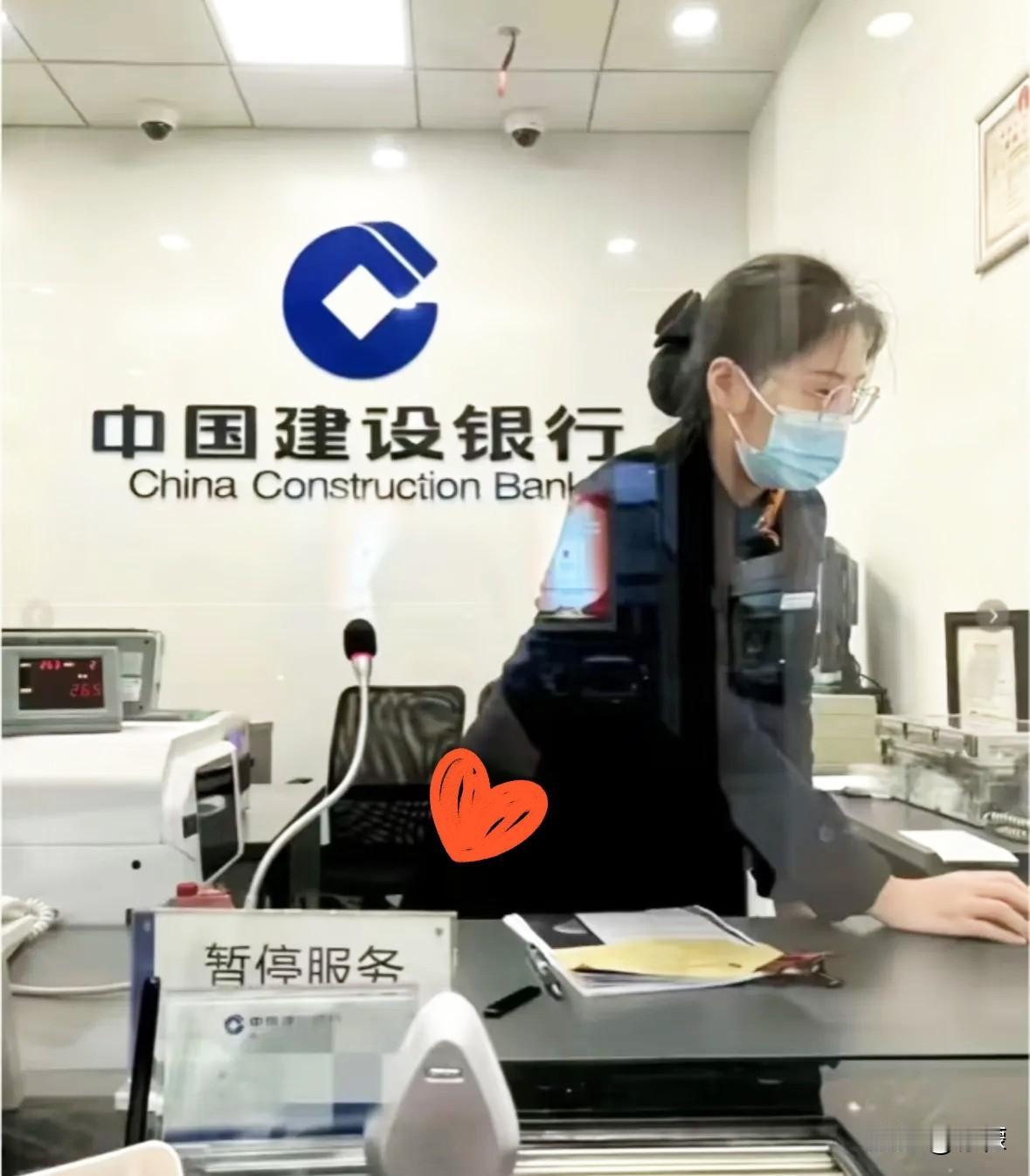 我一位在银行工作的发小偷偷告诉我：去银行存钱，不管存3000还是5000，有两句