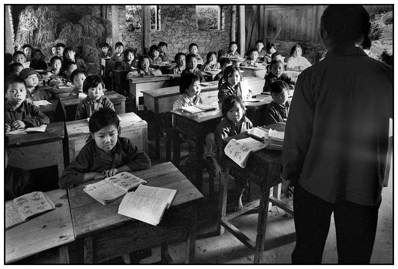 明年我估计我就得被动换学校了！开学三天了，学生稳定了，全校加上我就五位老师，