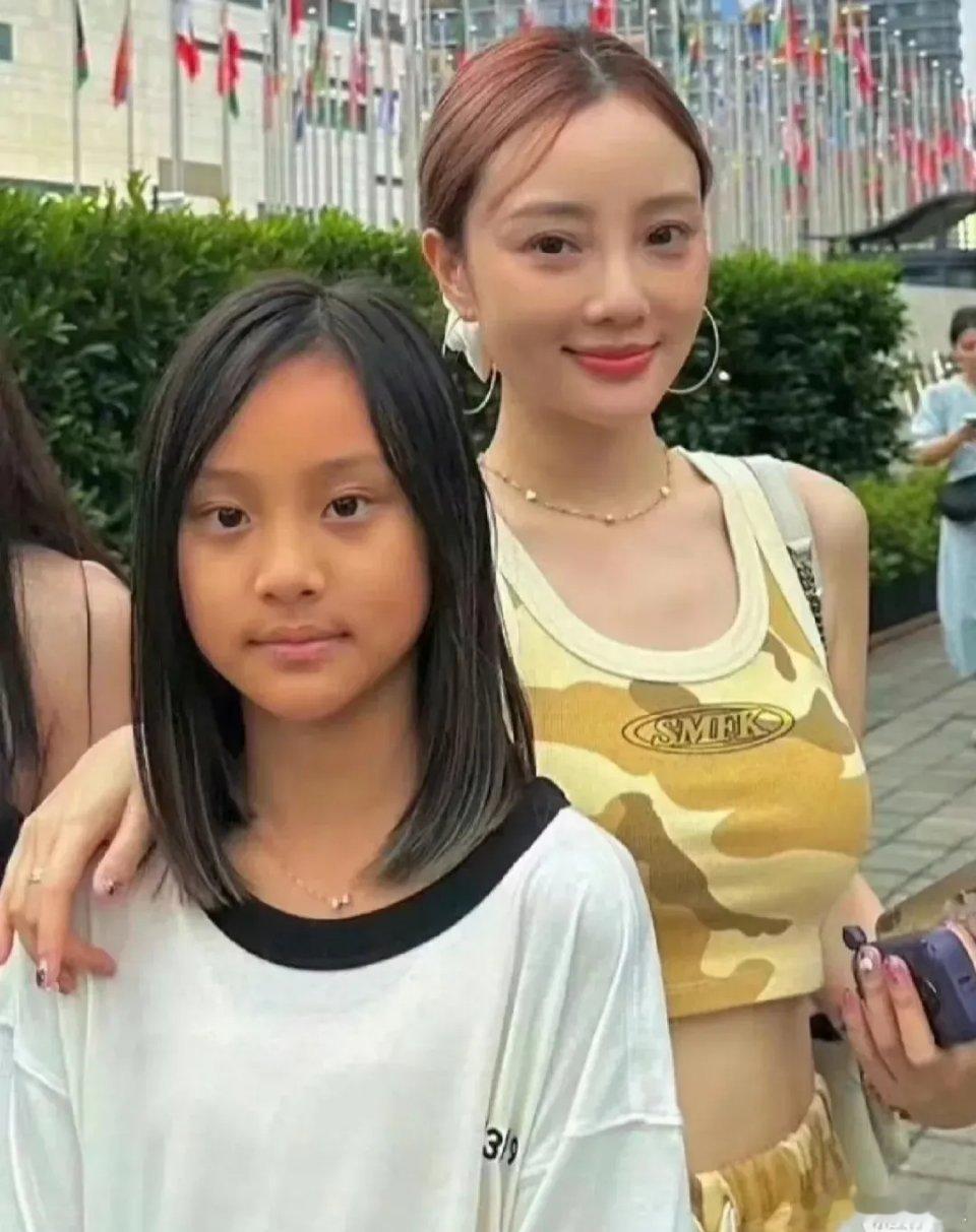 甜馨可惜了，有这么白的妈妈，愣是没遗传到一点点。五官还是很出众的，鼻子嘴巴都像妈