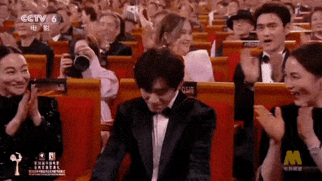 剧组肯定是故意的吧，每次影帝背后都是袁弘，以后都不用猜谁获奖了，直接看看谁在