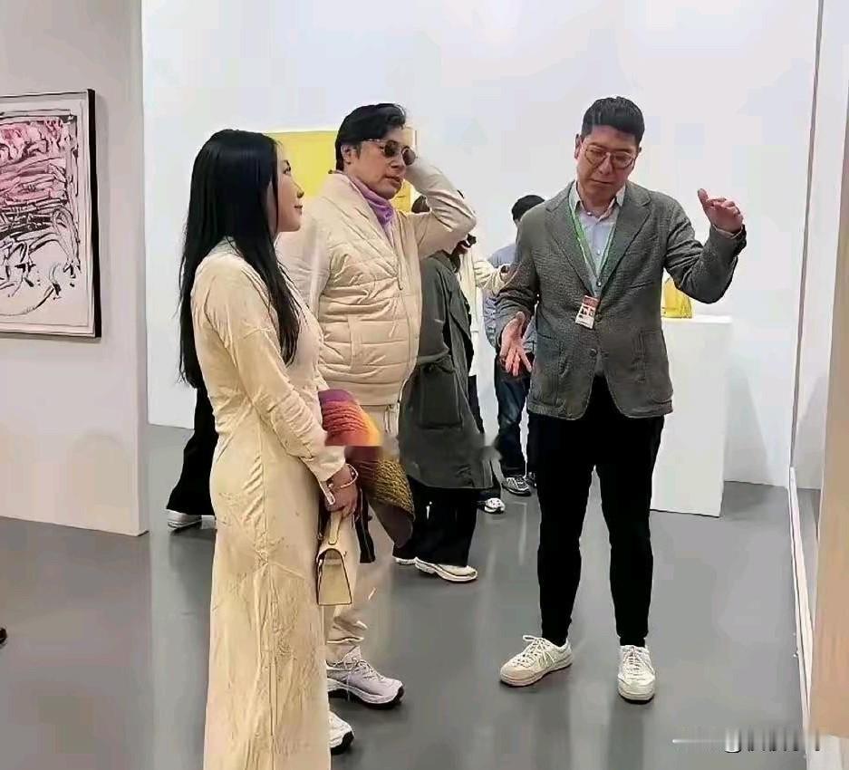 近日，王岳伦被拍到携新女友现身上海看展，高调同框秀爱，氛围感十足。当天两人默契
