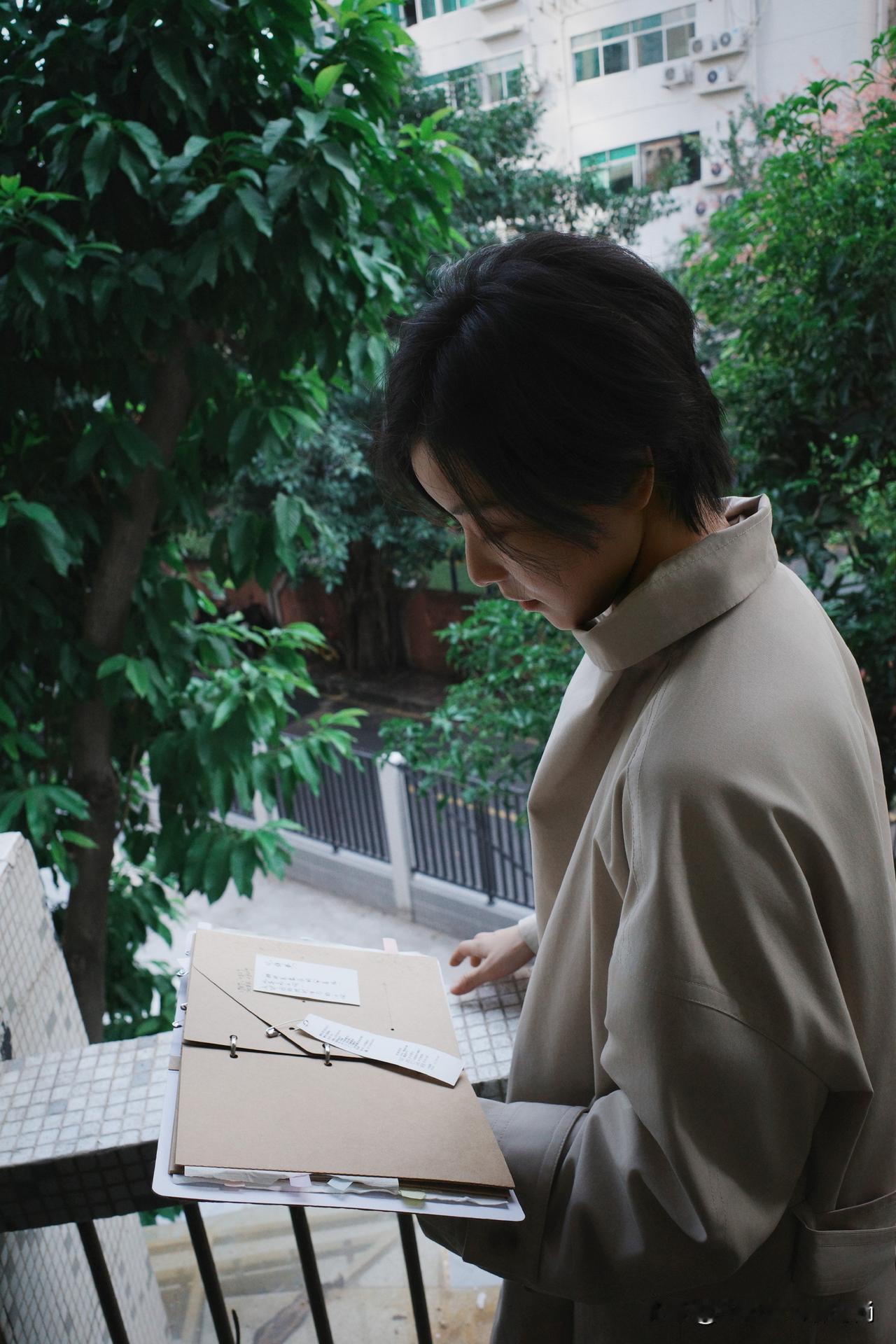 倪妮松弛感穿搭封神！普通人直接抄作业倪妮这套私服太会穿了！浅卡其色宽松风衣