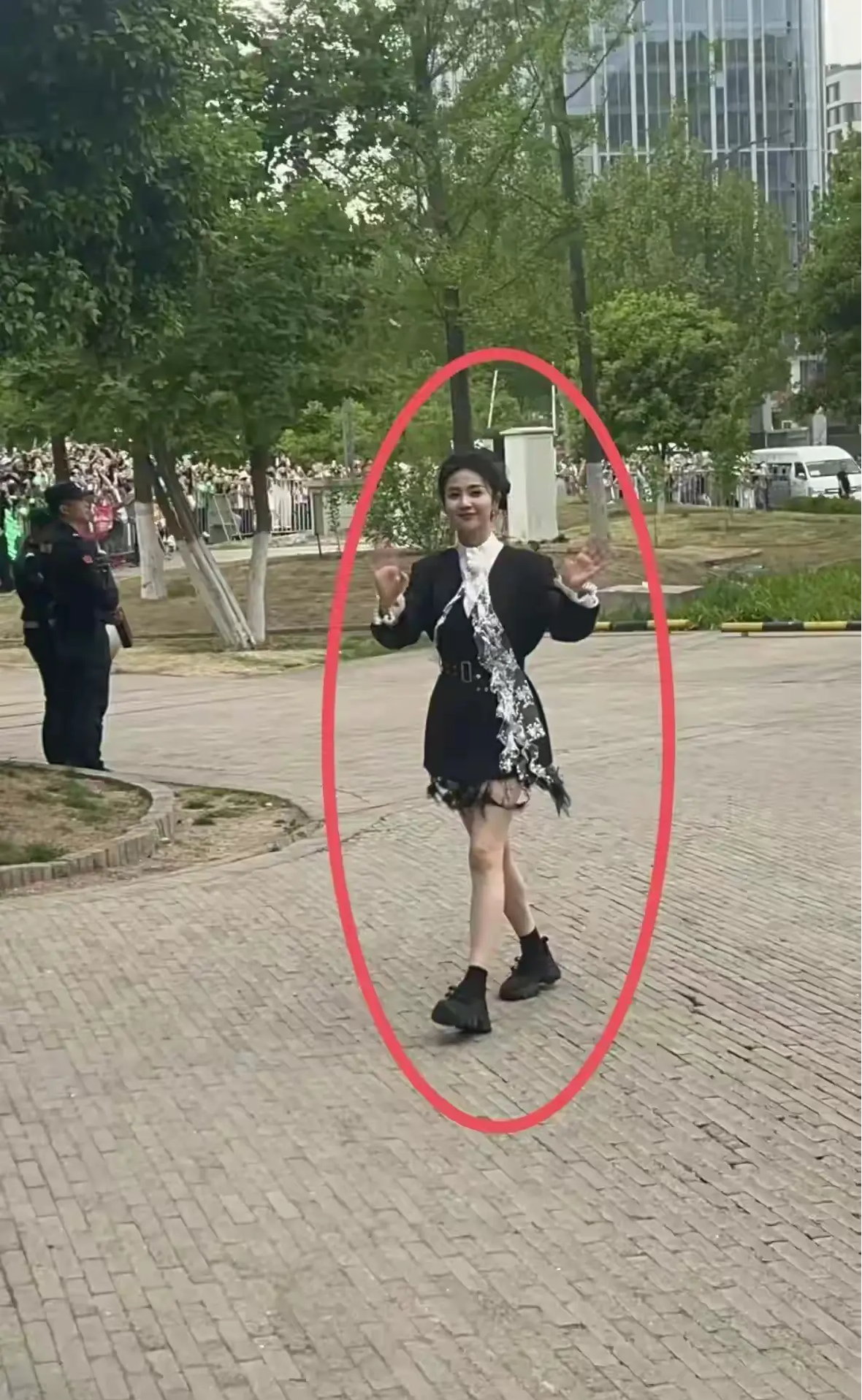 这么漂亮的大明星，保安大叔居然不偷看，过分了啊。