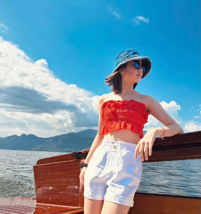 差不多的年龄一个14岁一个16岁吴尊女儿就非常的少女小s二女儿这模样你说是少