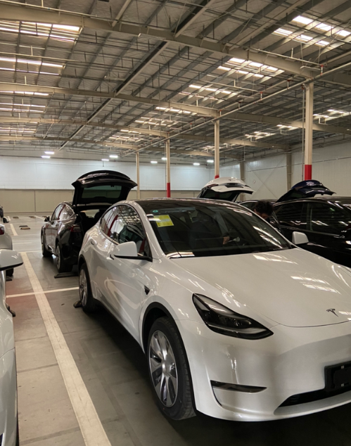 提车了，真香新车里面味道也不大，几乎闻不到异味。开了一天已经习惯单踏板模式，