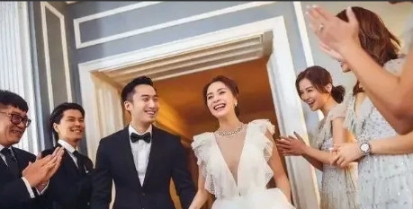 2018年，阿娇和赖弘国结婚，男方送给她一张黑卡，大方地说：“老婆，没额度随便花