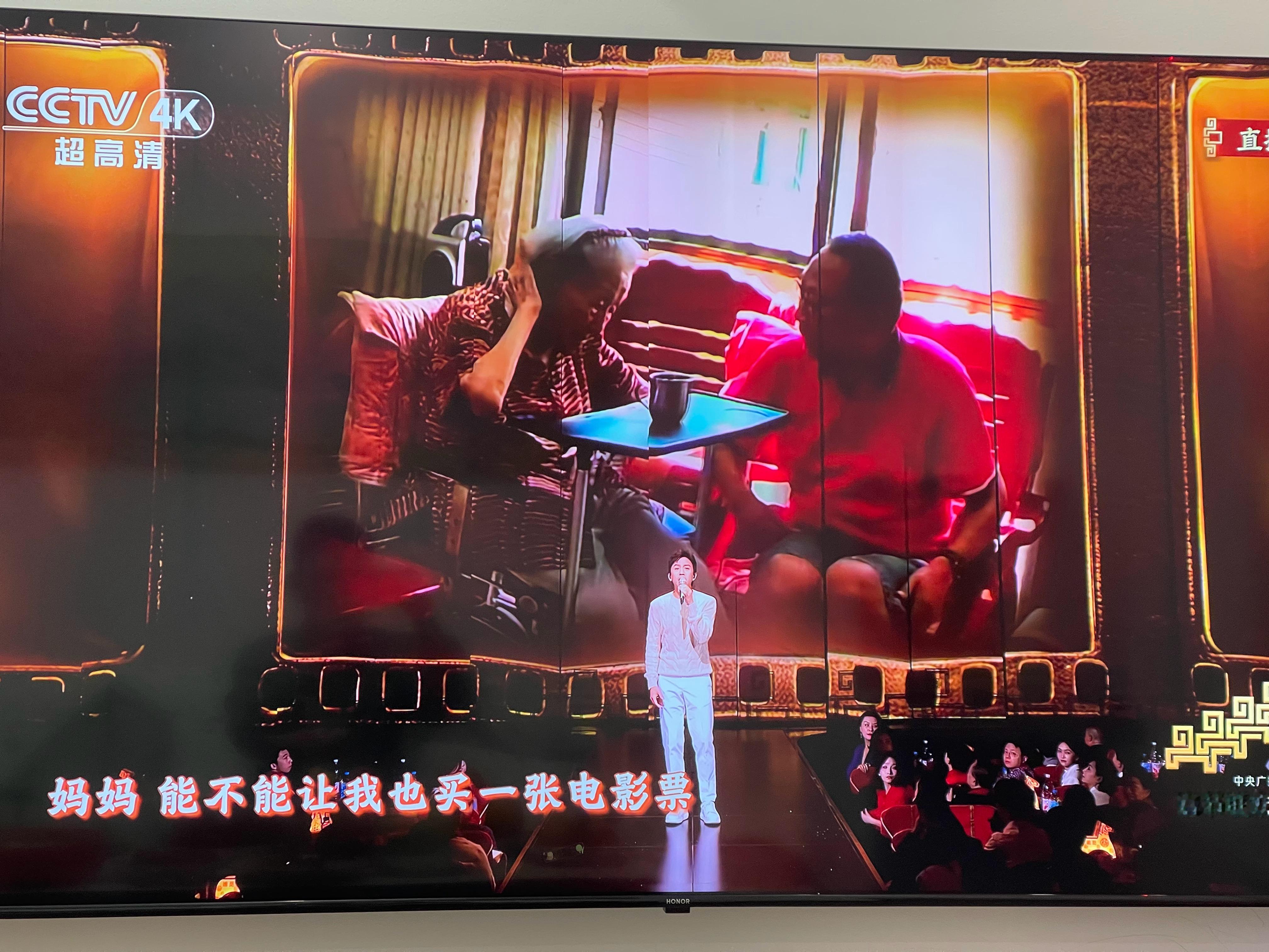 春晚没想到邓超能这么动情演唱，《妈妈有座电影院》将看电影和母爱相融合，既为电影