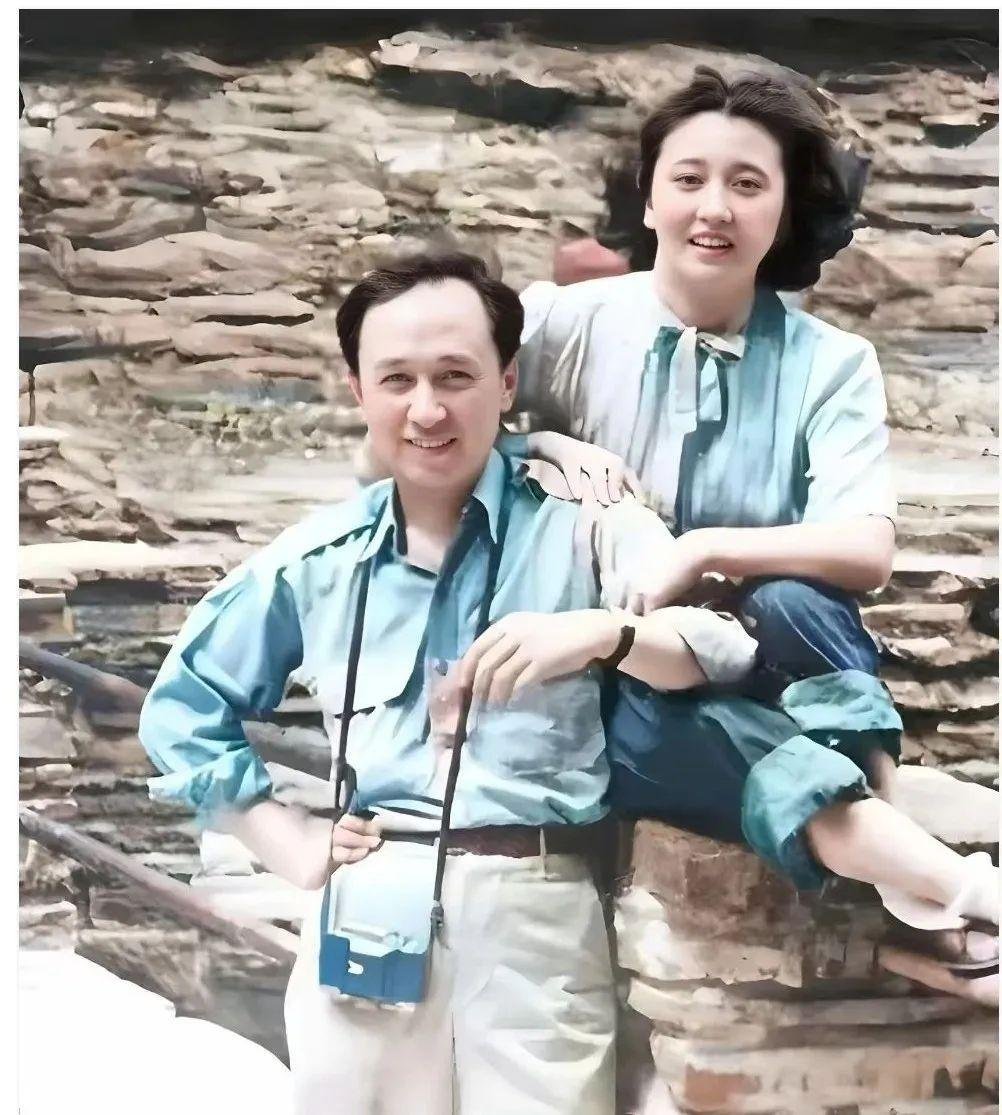 晴雨风说史晴雨风说史1949年，钱学森与蒋英在美国伊萨卡岛一个峡谷前的合