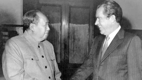 1972年，毛主席正和尼克松谈话，忽然间他注意到美方有人在偷偷录音。麻烦看官老