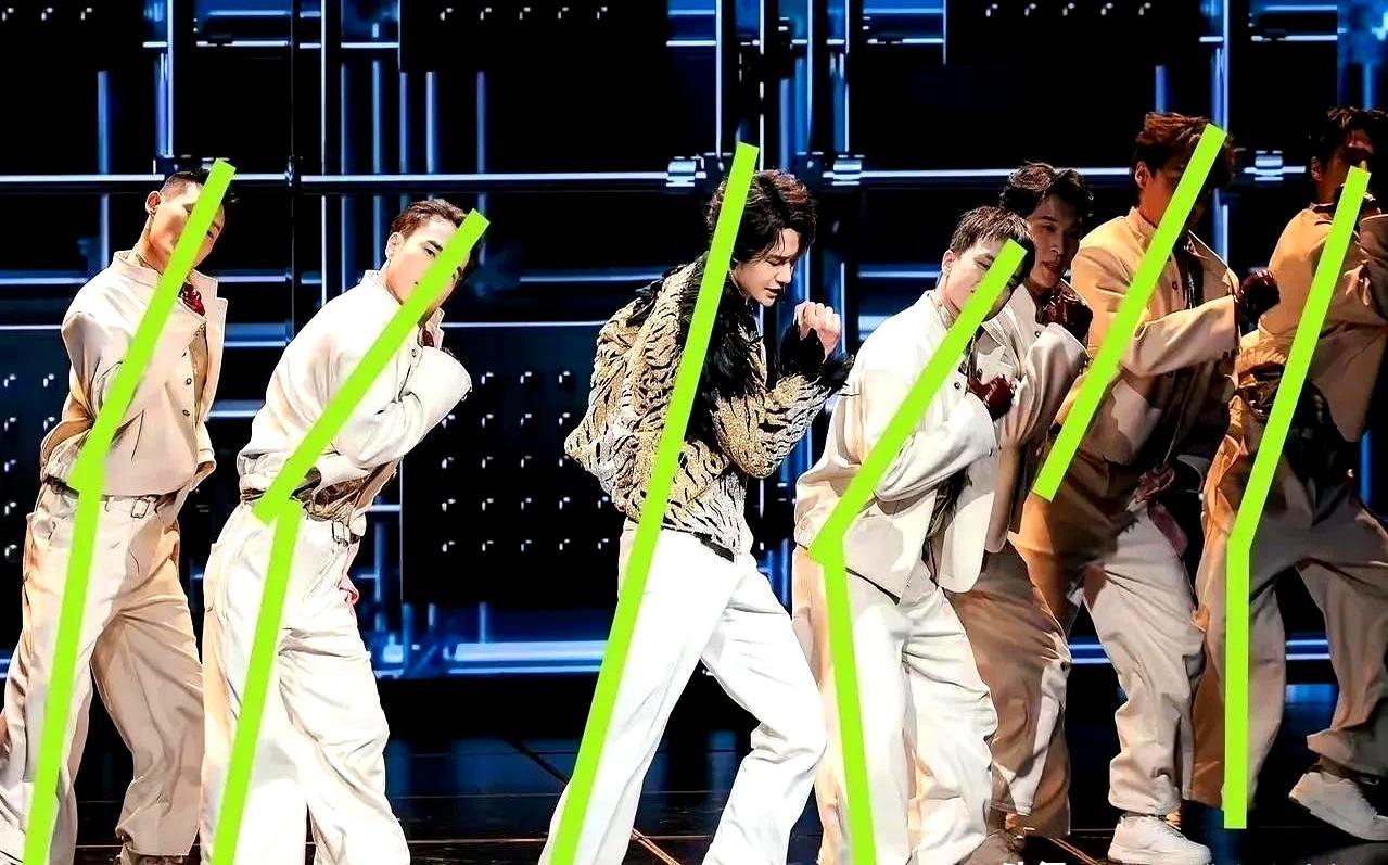 春晚直播他脚底打滑，郭富城站旁边都没看出来，这0.5秒的肌肉记忆，才叫真功夫。