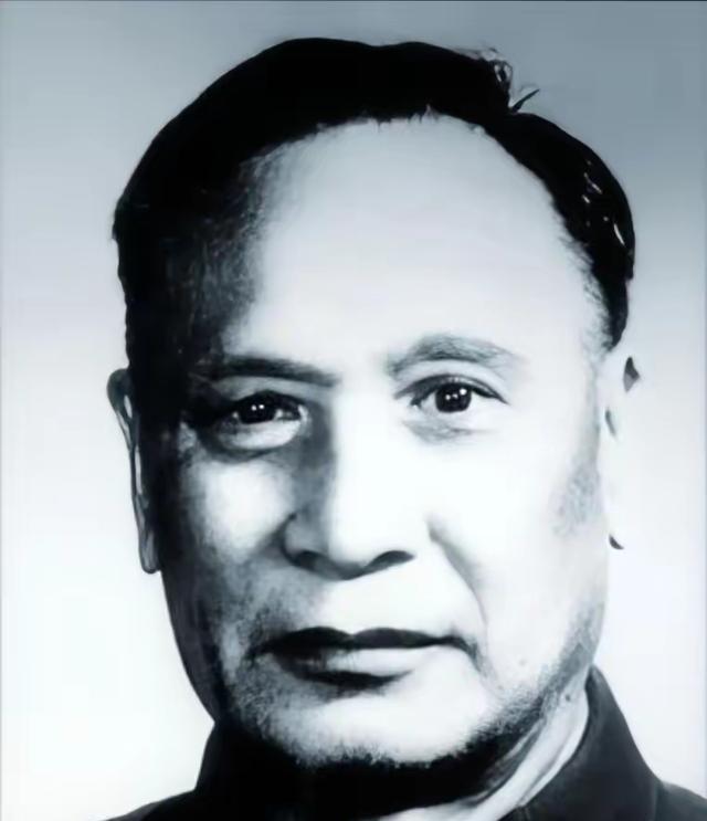 1950年，牵头起义的卢汉没当上省主席，当场愣住。陈赓上前低声解释，卢汉听后瞬间