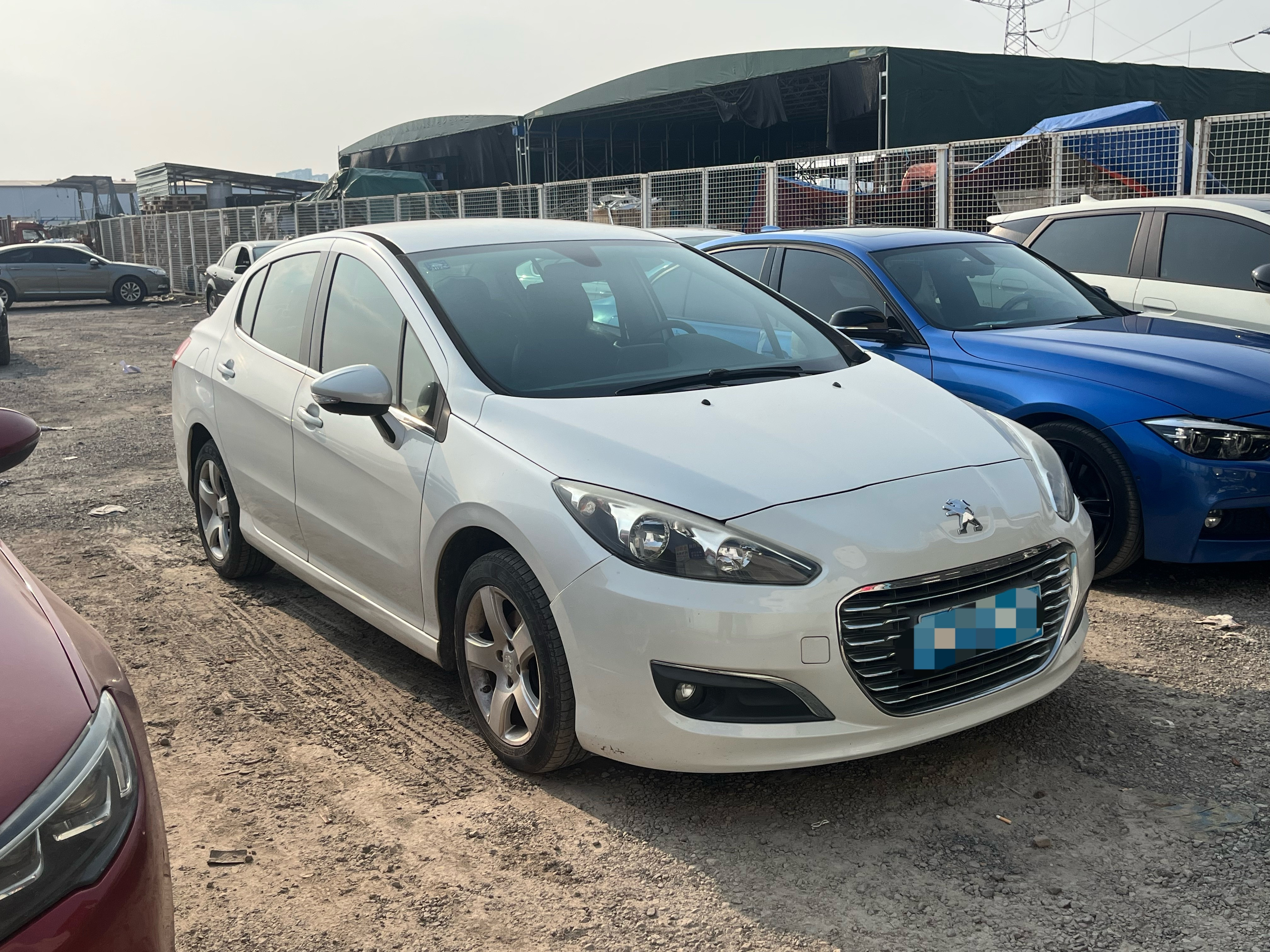 今天从物流园接回两辆极品好车，14年标致308和15年雪铁龙C5。先看看308：