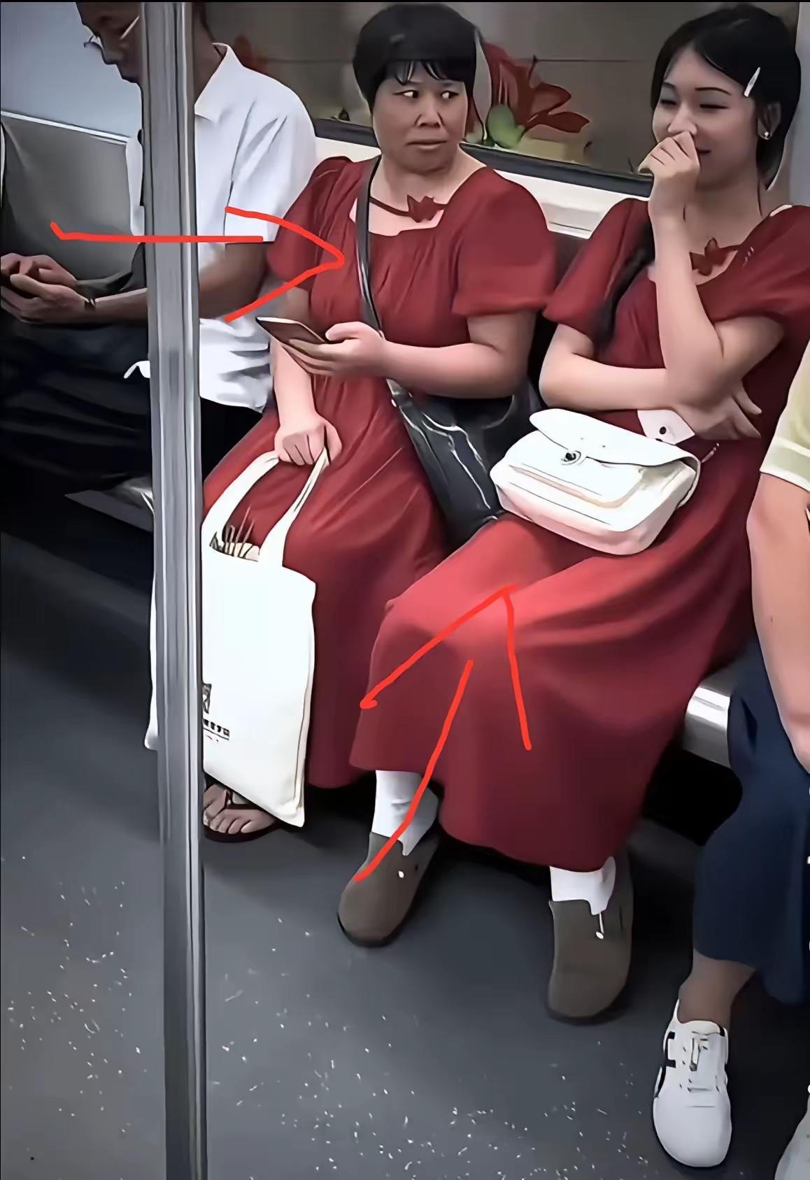 绝对搞笑又尴尬的场景，阿姨不高兴了，女孩不由自主笑了！地铁上，一位阿姨与年轻女