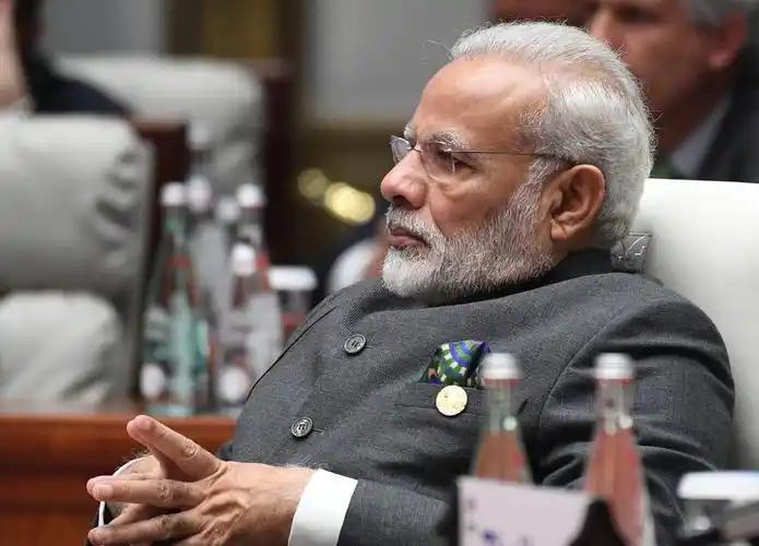 莫迪做梦也没想到，自己有一天会被逼到这个份上。  如今在新德里、孟买、古吉