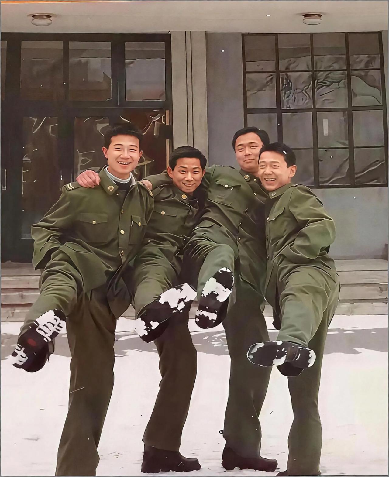从青涩军营到岁月静好，25年后从军装变便服，不变的是这份跨越时光的兄弟情！