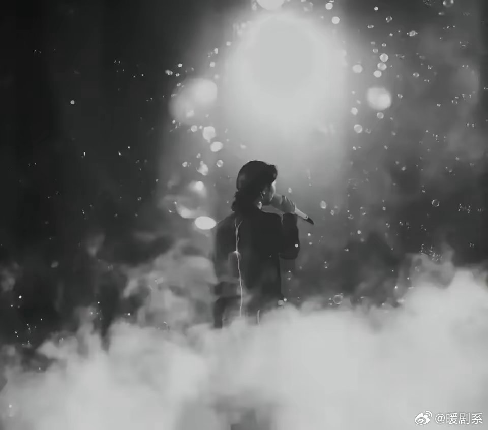 别劝年轻人追星了，看看单依纯演唱会票价吧。深圳站，1880元的官方票，黄牛手里