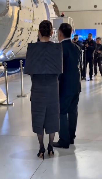 泰国国王夫妇参观航天飞行控制中心，苏提达王后穿时装款套裙，尽显高贵气质！11月1