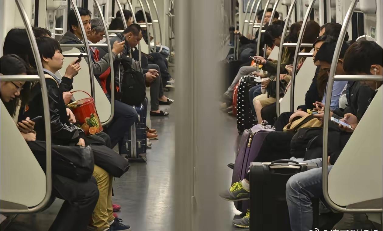 今天在中国香港待了一天，有个很明显的落差感——香港人不是不用手机，而是没有被手