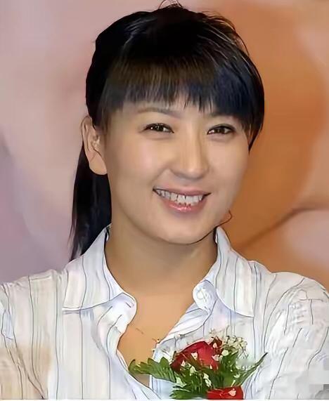 扒开闫学晶的履历才发现，她的身份远不止大众眼中的喜剧演员——海军政治部文工团一级