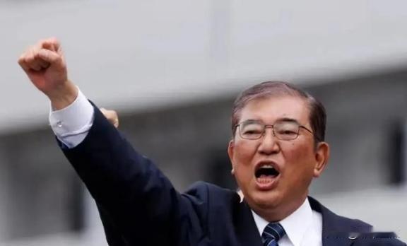 中美贸易战打得火热的时候，日本突然跟进制裁，断供了十多种关键半导体材料，比如光刻