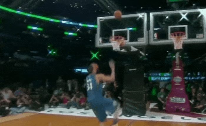 2011年NBA扣篮大赛上，身高211厘米，原地举手摸高290厘米的麦基参赛，本