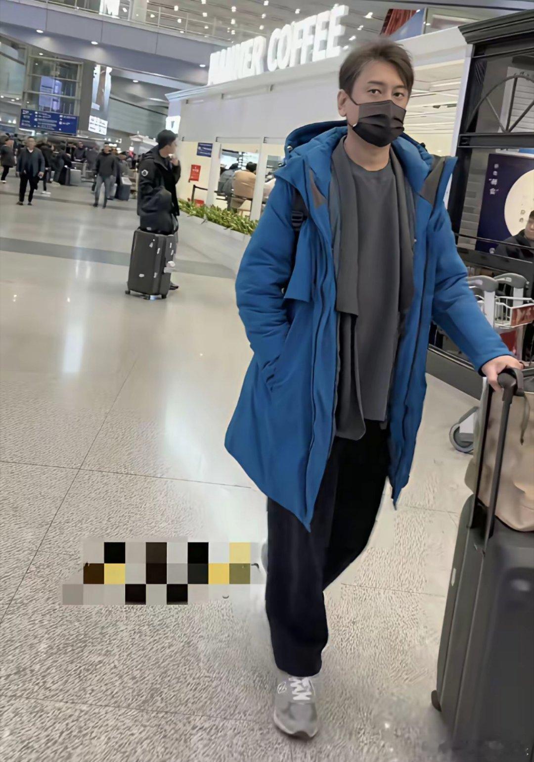 朱孝天一人现身机场，网友对他说，哈喽老师！却换来了朱孝天的不满和白眼！事情是这么