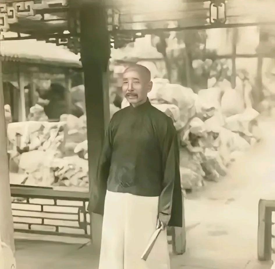 1928年，张作霖准备回奉天前，在北京寓所的一张留影，镜头中他穿着长袍马褂，手持